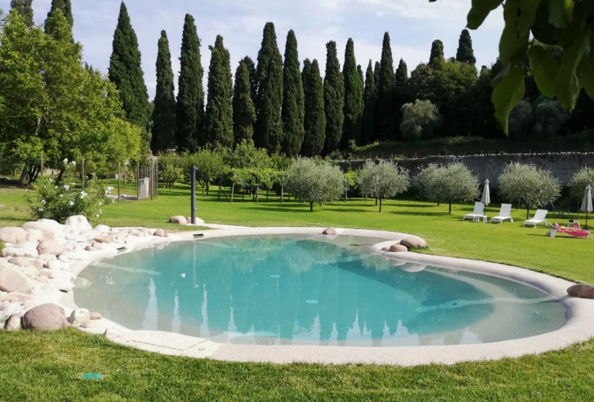 Una piscina stile idromassaggio circondata da pedana in legno