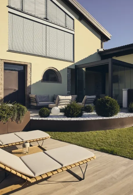 Grande albero tondeggiante con colori autunnali in un parco