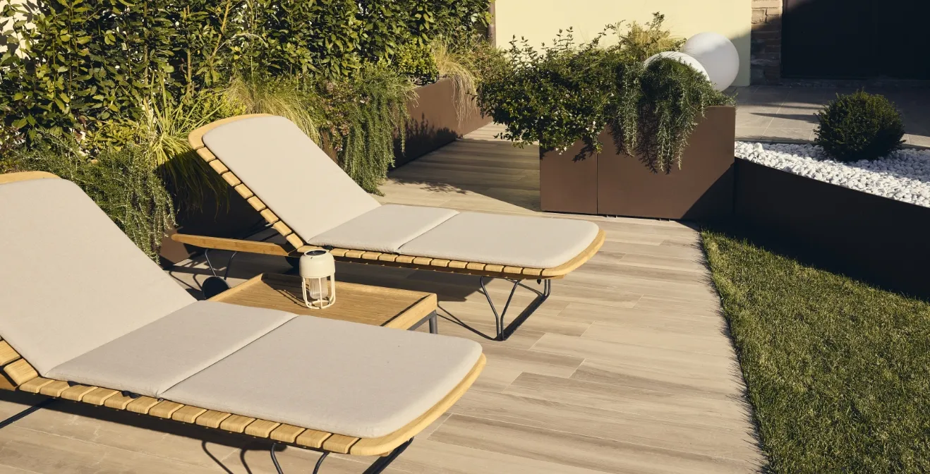 Elegante salotto da esterno con arredi di design