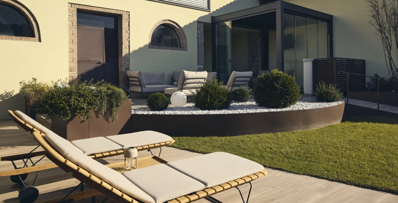 Cucina outdoor moderna integrata in un giardino