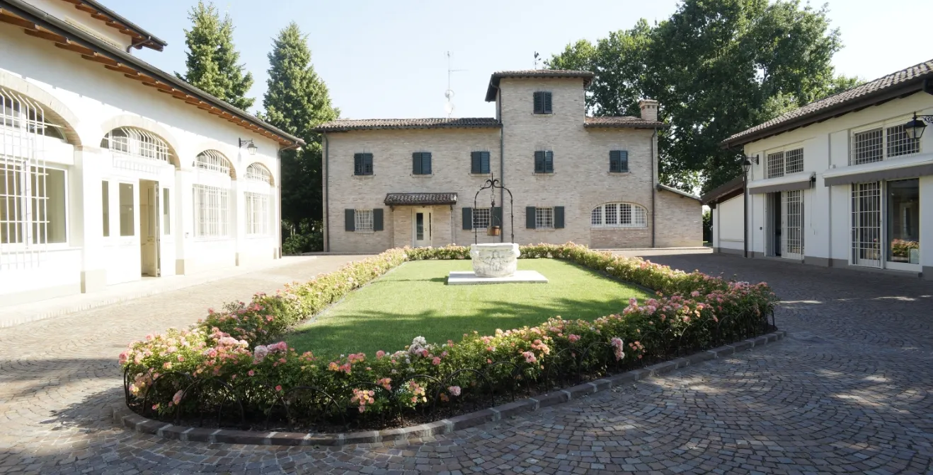 Giardino curato con prato verde e siepi ben potate