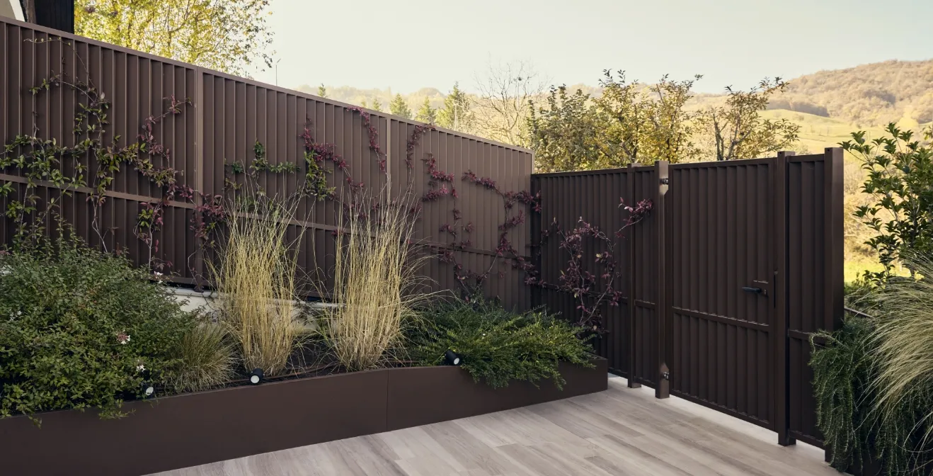 Una fioriera lunga con diverse piante verdi ed erbe