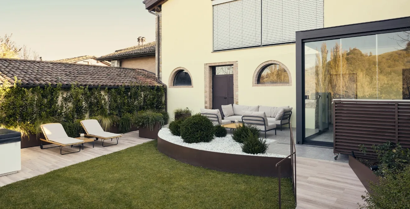 Elegante pergola bioclimatica su terrazzo con vista panoramica